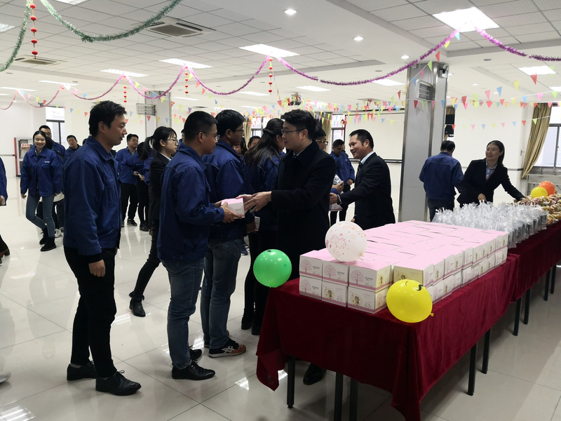 15.办公楼分会场下午茶发放现场1-黄雨寒摄.jpg